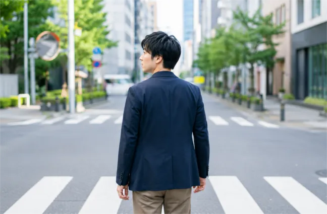 「左見右見」の意味は？語源や使い方・類義語・英語