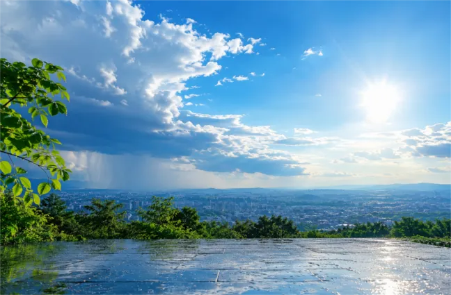 「雨過天晴」の意味は？語源や使い方・類義語・英語
